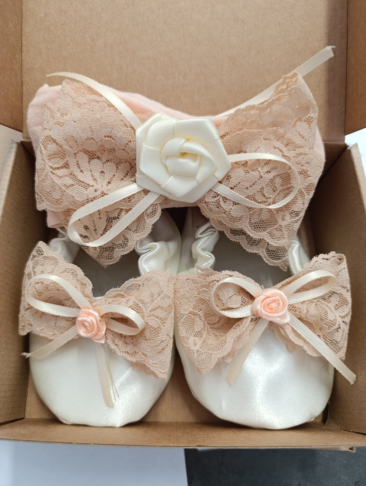 Scarpine e Fascia Battesimo Personalizzabili - Raso e Pizzo Fatto a Mano