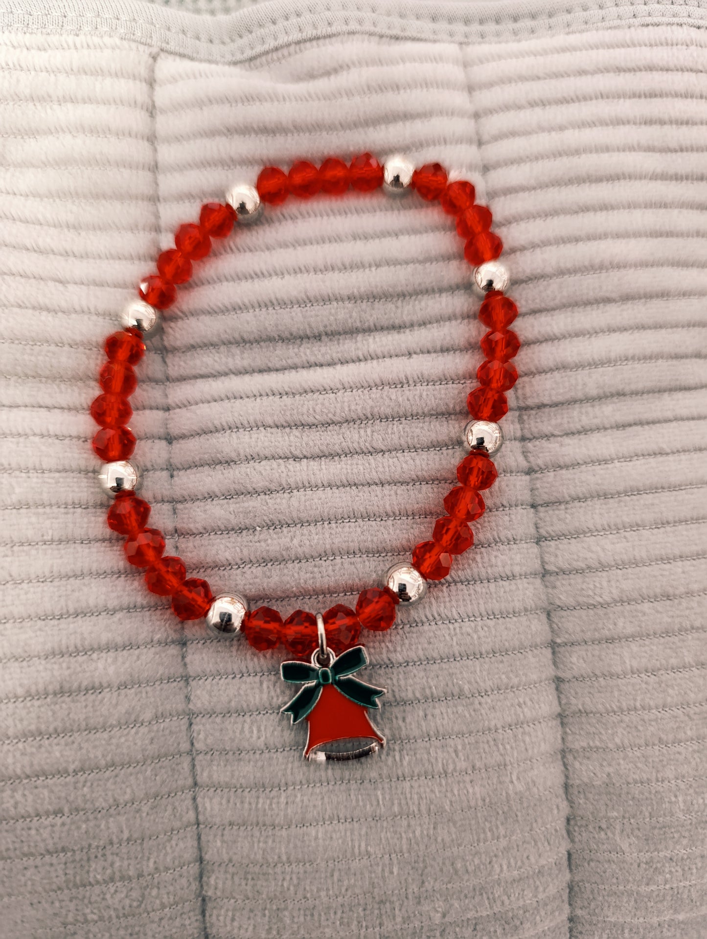 Bracciale Natalizio con Perline Colorate e Ciondoli - Bigiotteria Elegante