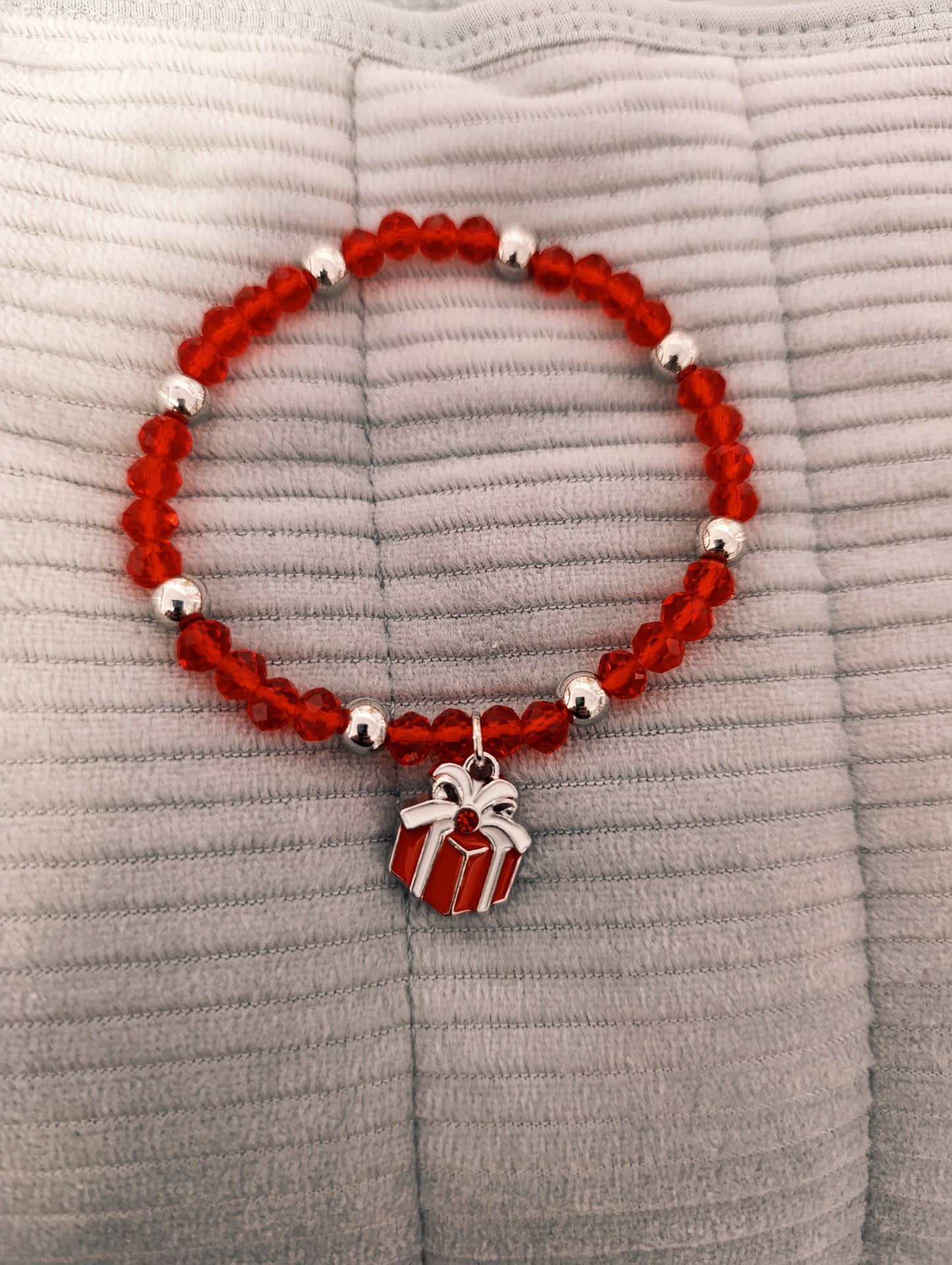 Bracciale Natalizio con Perline Colorate e Ciondoli - Bigiotteria Elegante