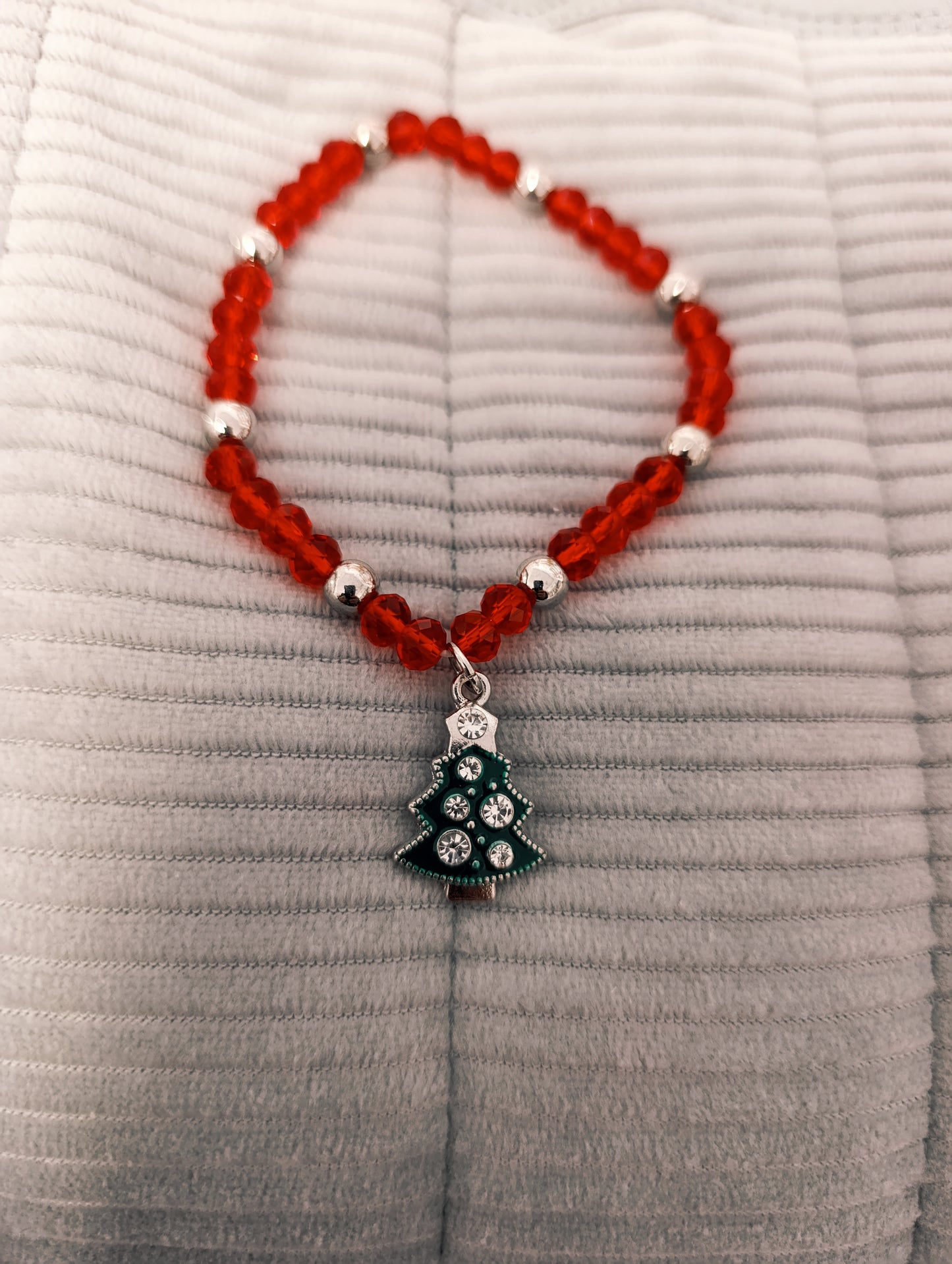 Bracciale Natalizio con Perline Colorate e Ciondoli - Bigiotteria Elegante