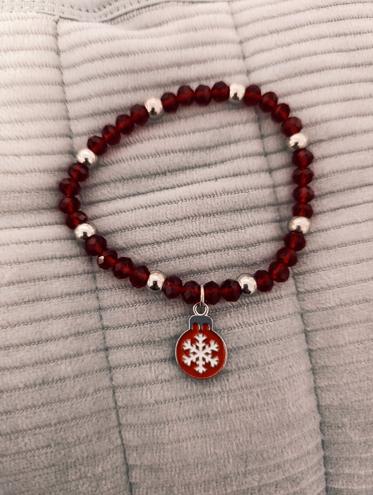 Bracciale Natalizio con Perline Colorate e Ciondoli - Bigiotteria Elegante