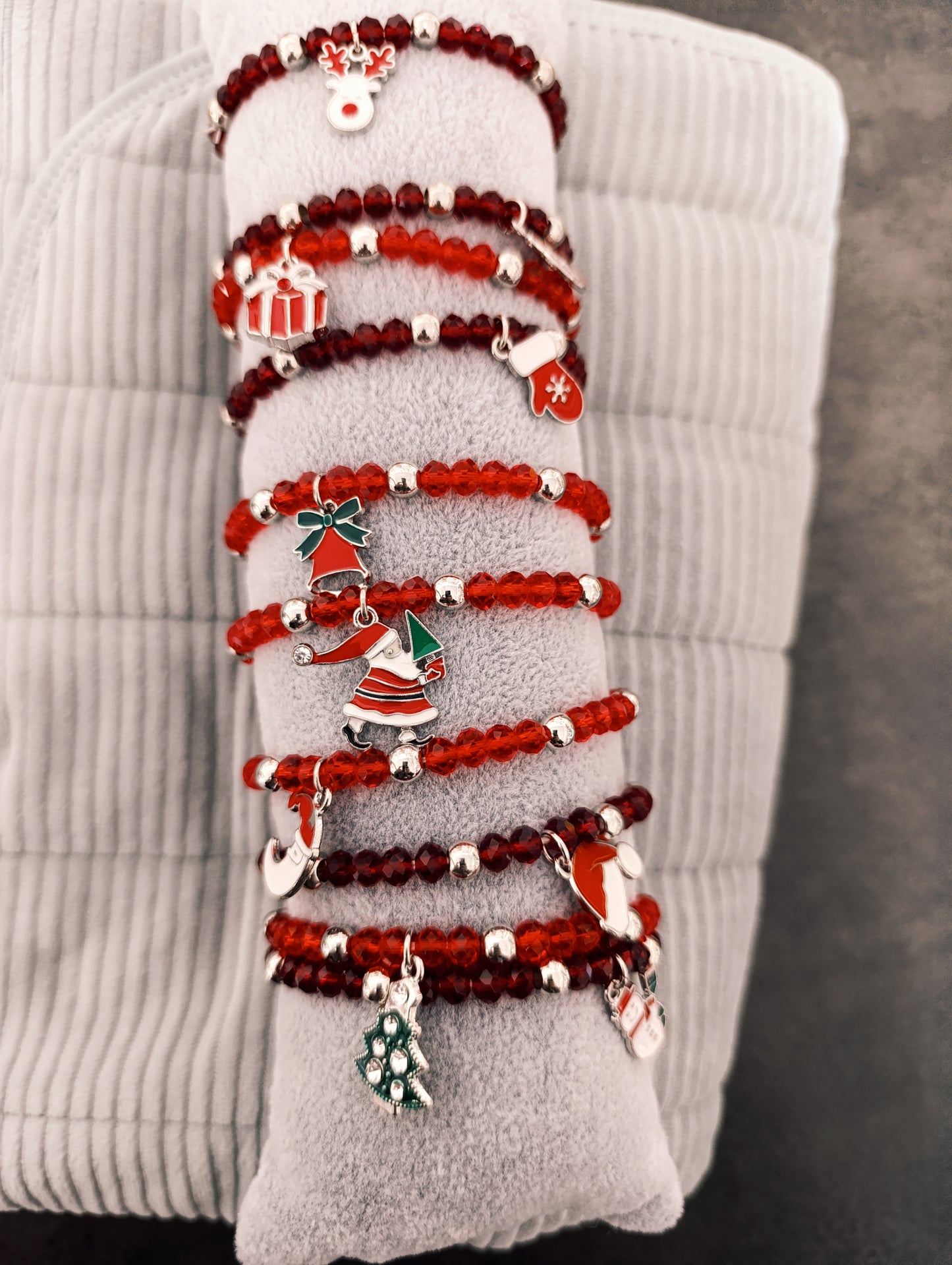 Bracciale Natalizio con Perline Colorate e Ciondoli - Bigiotteria Elegante