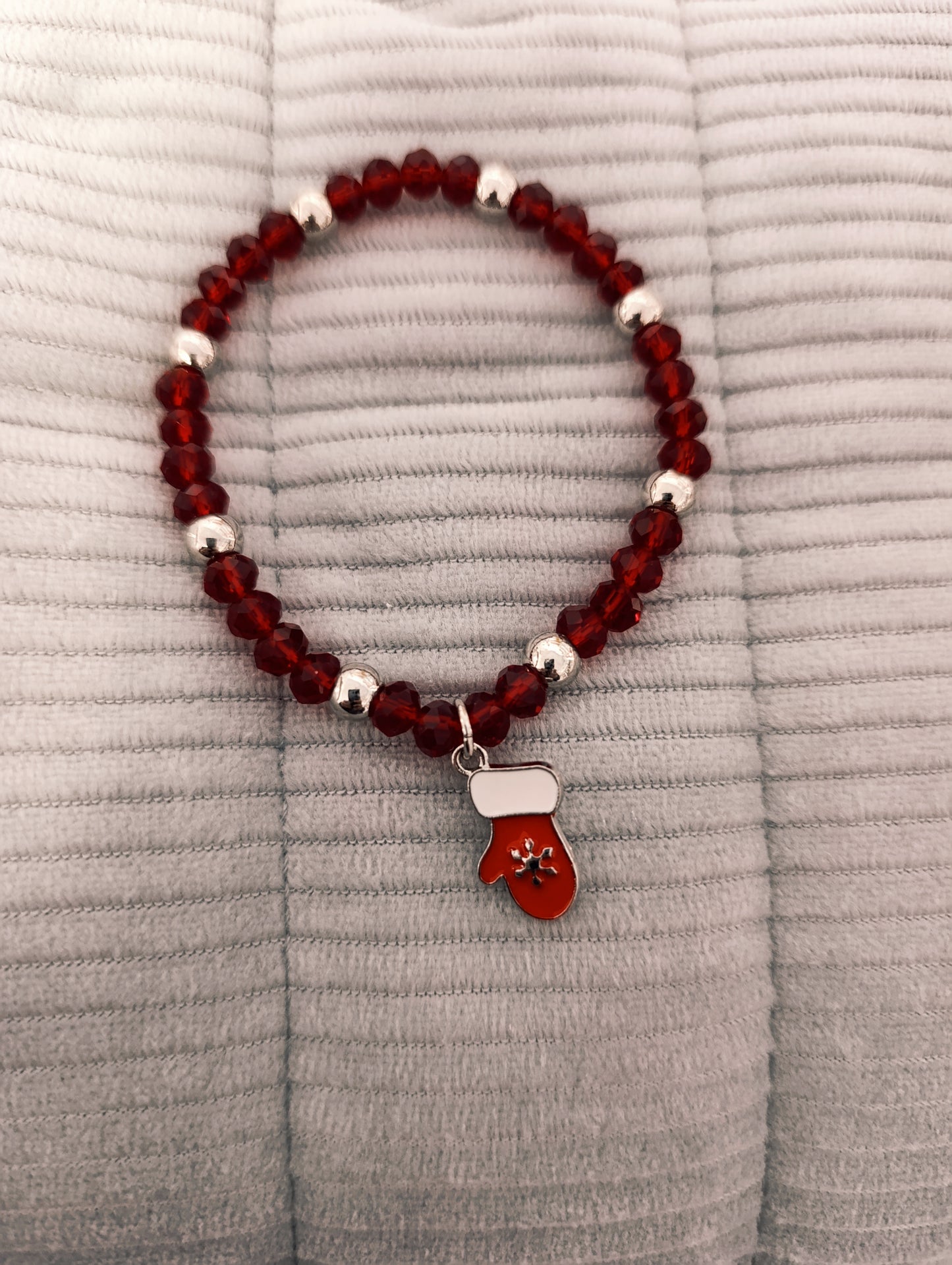 Bracciale Natalizio con Perline Colorate e Ciondoli - Bigiotteria Elegante